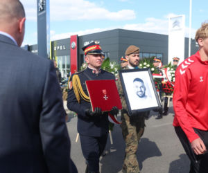 Polacy żegnają Łukasza Litewkę. Kondukt żałobny