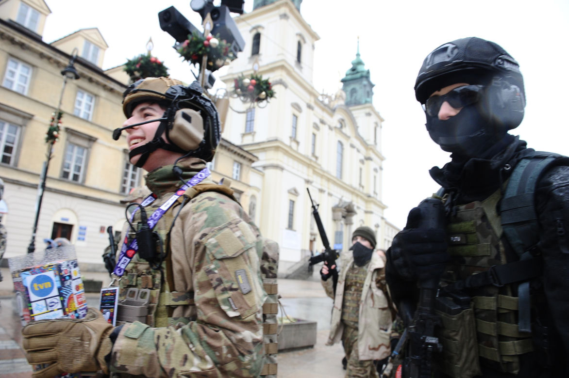 30. Finał WOŚP w Warszawie. Wolontariusze kwestują na ulicach, nie pokonała ich wichura