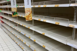 Czesi robią hurtowe zakupy w polskich marketach. Puste półki w sklepach przy granicy?