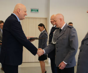 Powitanie ze sztandarem. Policjanci z Torunia mają nową panią komendant