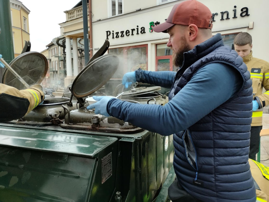 WOŚP 2024. Dziennikarze Radia ESKA rozgrzewają Tarnów pysznym żurkiem!
