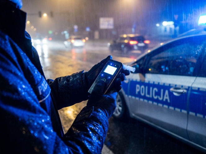 Czerwone światło i sygnały drogowe