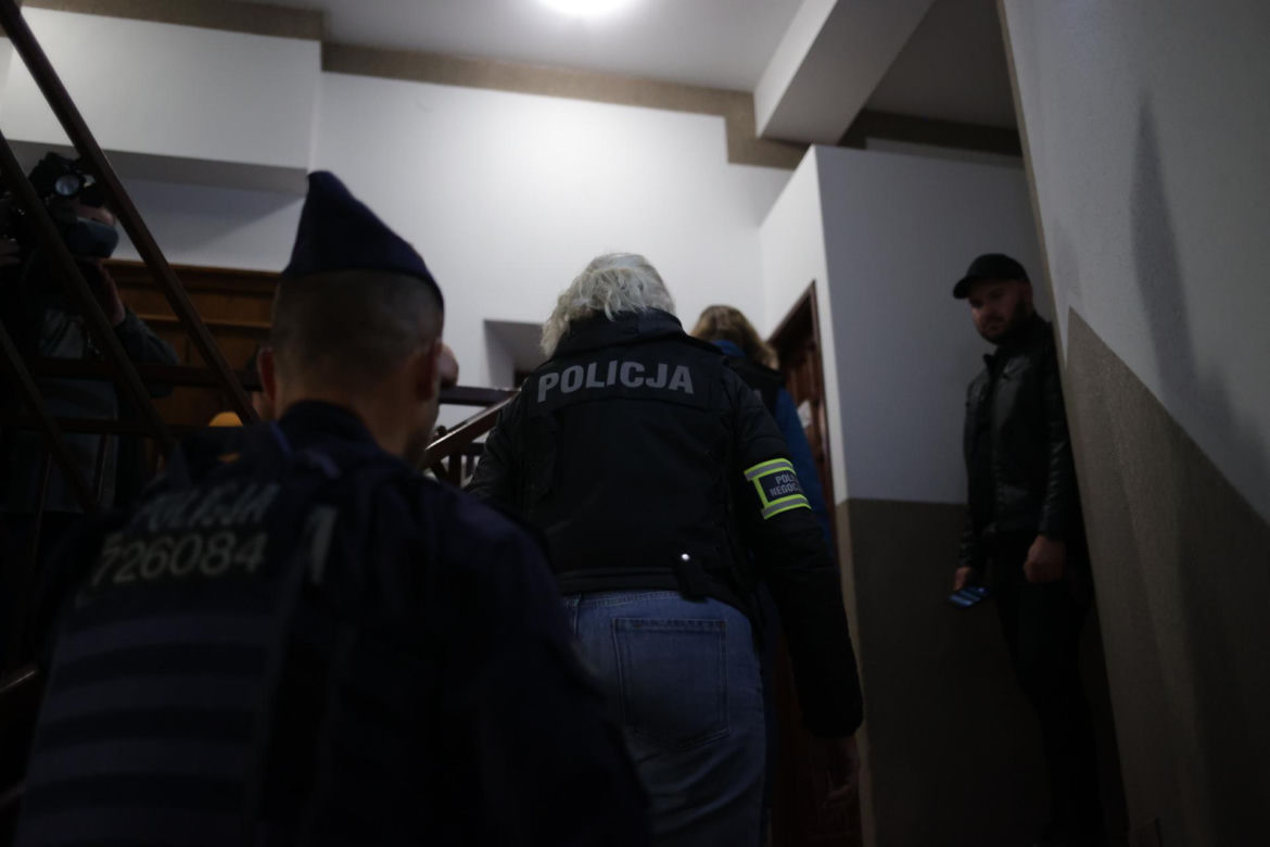 Biskup ewakuowany przez policję. Wierni krzyczeli: "Ty tchórzu!". Nocna awantura w parafii