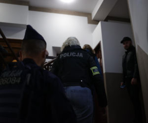 Biskup ewakuowany przez policję. Wierni krzyczeli: Ty tchórzu!. Nocna awantura w parafii