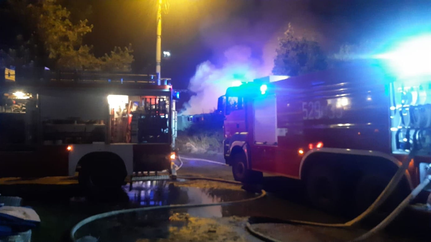 Płonie warsztat samochodowy w Mysłowicach! Z ogniem walczy kilkadziesiąt zastępów straży pożarnej