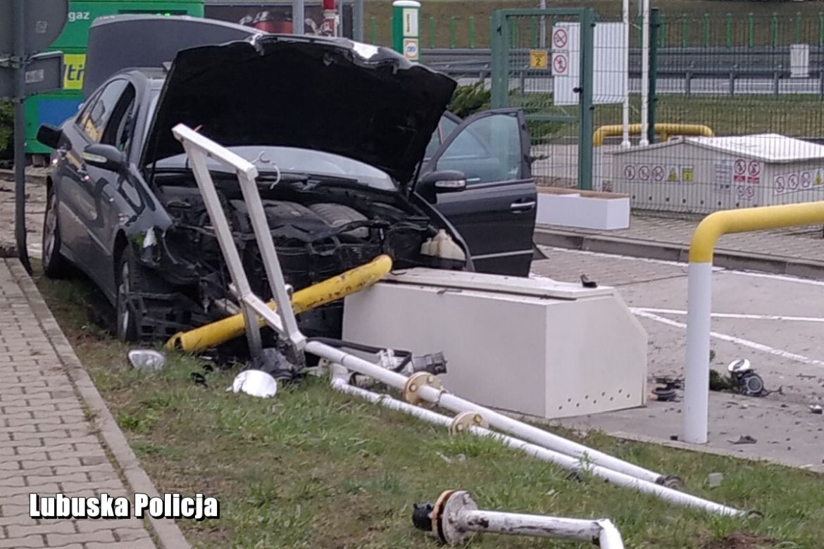 Pijak w Mercedesie rozbił się na stacji paliw przy autostradzie A2