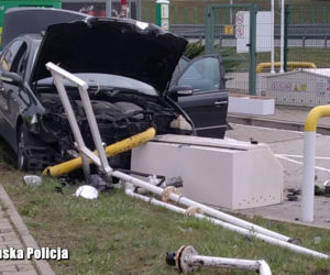 Pijak w Mercedesie rozbił się na stacji paliw przy autostradzie A2