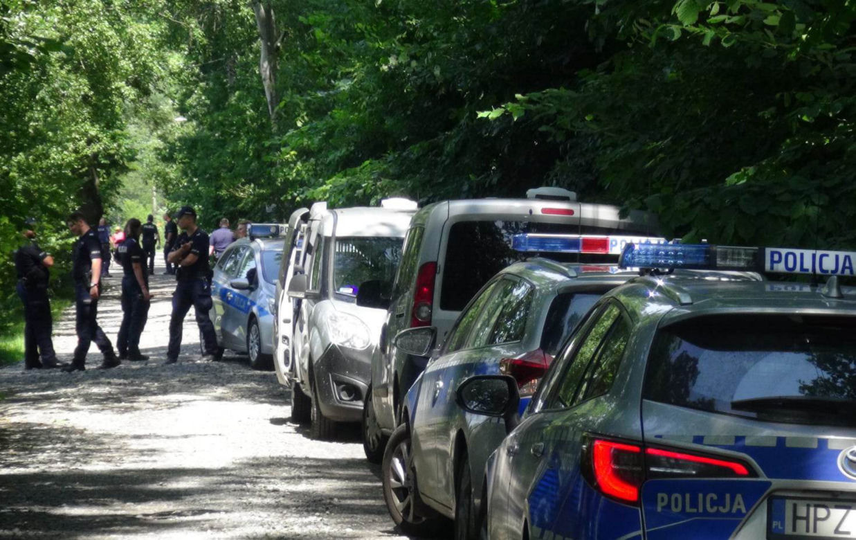 Znokautował policjanta przed sądem i zwiał. Michał ukrywał się w mieszkaniu swojej znajomej. „Był zdziwiony i zaskoczony”