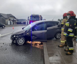Wielogłowy. Wypadek na DK 75! Siła uderzenia urwała koło w samochodzie