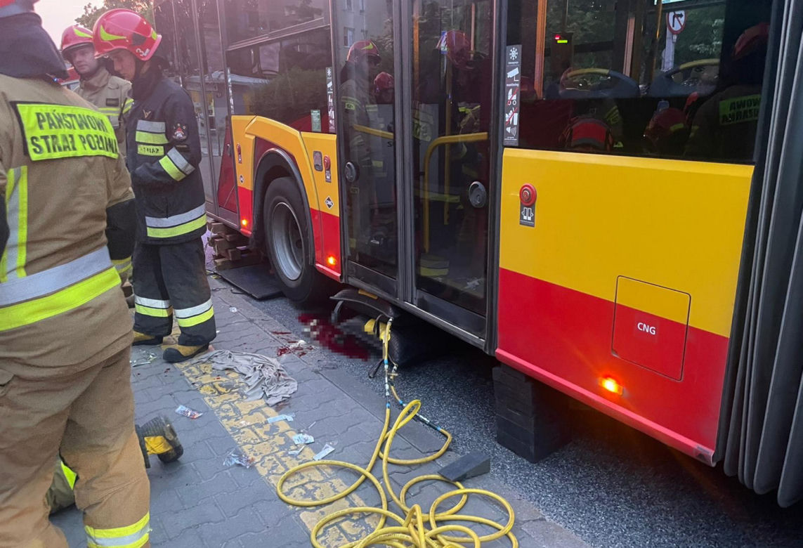 Miejski autobus zmiażdżył mu nogę na przystanku w Warszawie. „Trzeba było amputować”