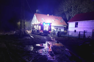 Nocny pożar domu w Kłodzie. Budynek doszczętnie zniszczony