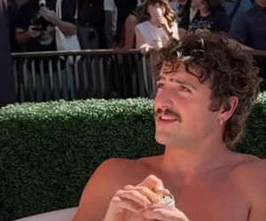 Benson Boone zrzucił koszulkę i wskoczył do wanny z... puszkami. Takie sceny w Los Angeles