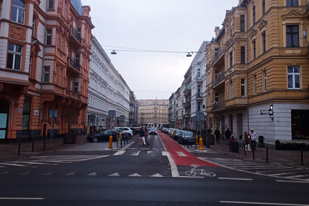 Odkryty fragment szyldu z czasów PRL