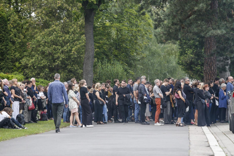 Fani i artyści żegnają Joannę Kołaczkowską. Pogrzeb artystki na Powązkach [ZDJĘCIA]