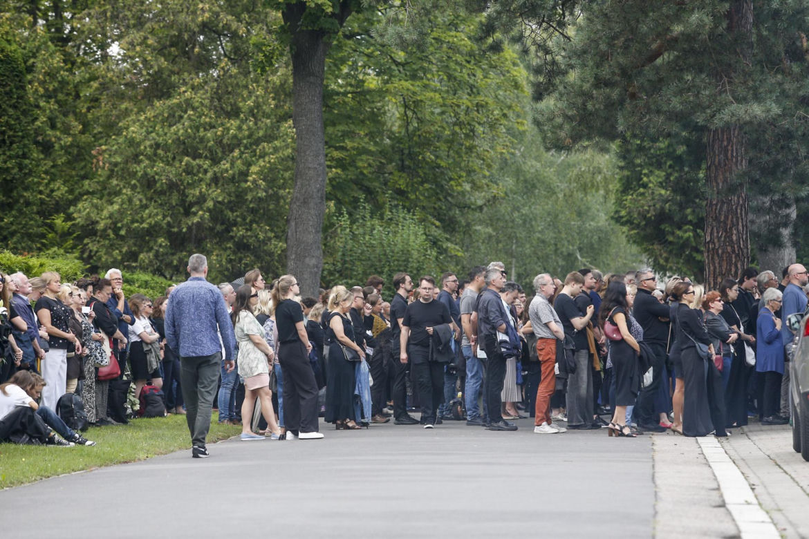 Fani i artyści żegnają Joannę Kołaczkowską. Pogrzeb artystki na Powązkach [ZDJĘCIA]
