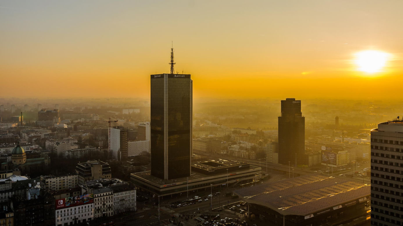 Dwóch mężczyzn weszło na hotel Marriott w Warszawie. Zrobili to bez zabezpieczeń