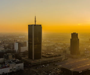 Dwóch mężczyzn weszło na hotel Marriott w Warszawie. Zrobili to bez zabezpieczeń