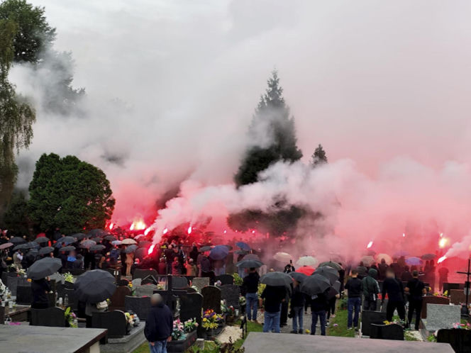 Tłumy ludzi pożegnały zamordowanego kibica w Krakowie