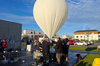 Balon poleciał w niebo. Studenci POLSA przeprowadzili kosmiczny eksperyment w Dąbrówce