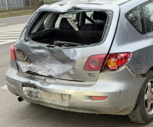 Pijany motocyklista wbił się w tył skody