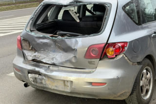 Pijany motocyklista wbił się w tył skody