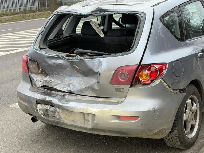 Pijany motocyklista wbił się w tył skody