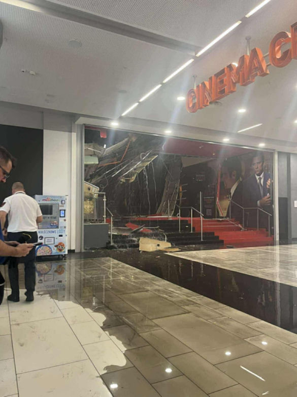 1400 osób ewakuowane po zarwaniu się sufitu w Cinema City