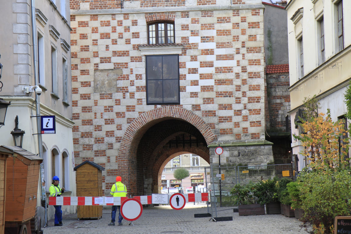 Bramą Krakowską nie przejdziesz na Stare Miasto. Teren został odgrodzony