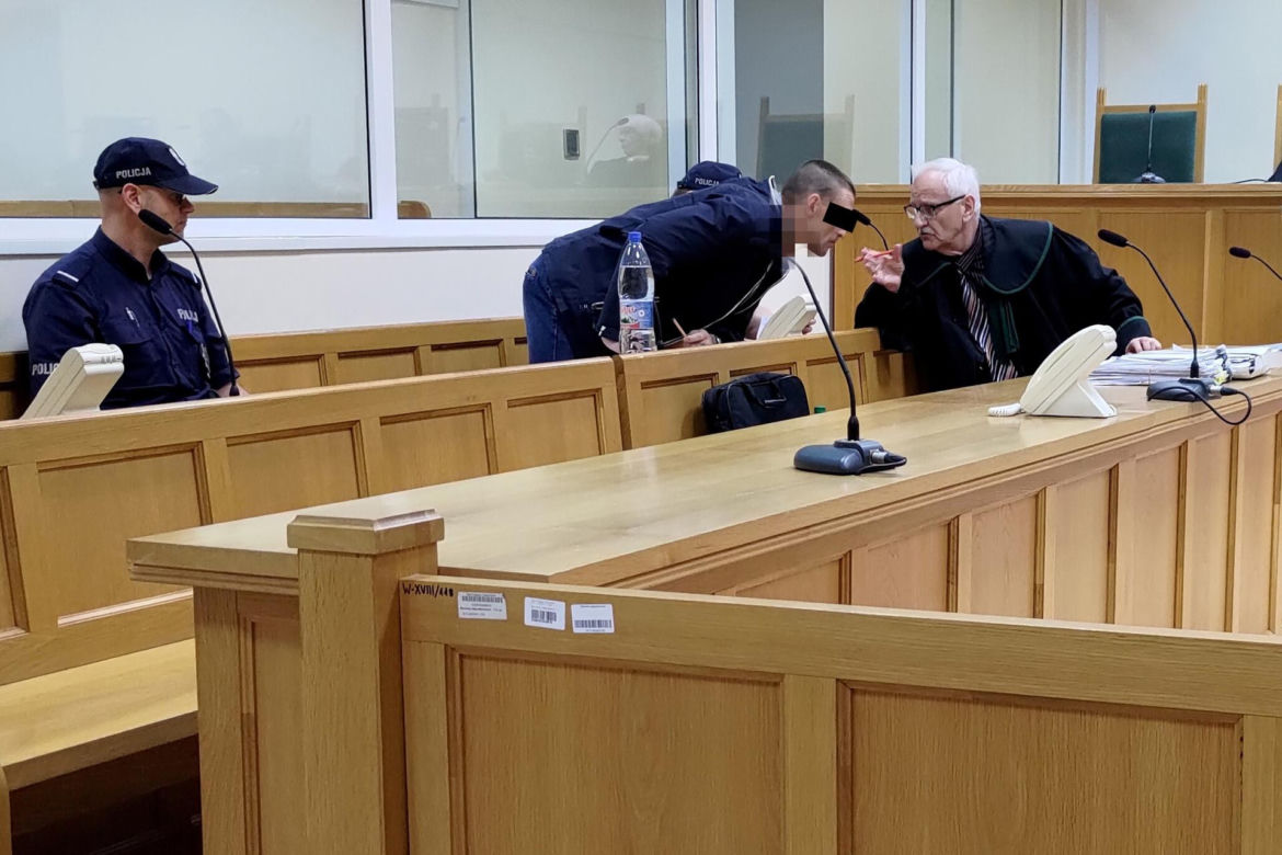 Siedział na ławce obok dziewczyny. Tyle wystarczyło, by zaczęli go okładać młotkiem