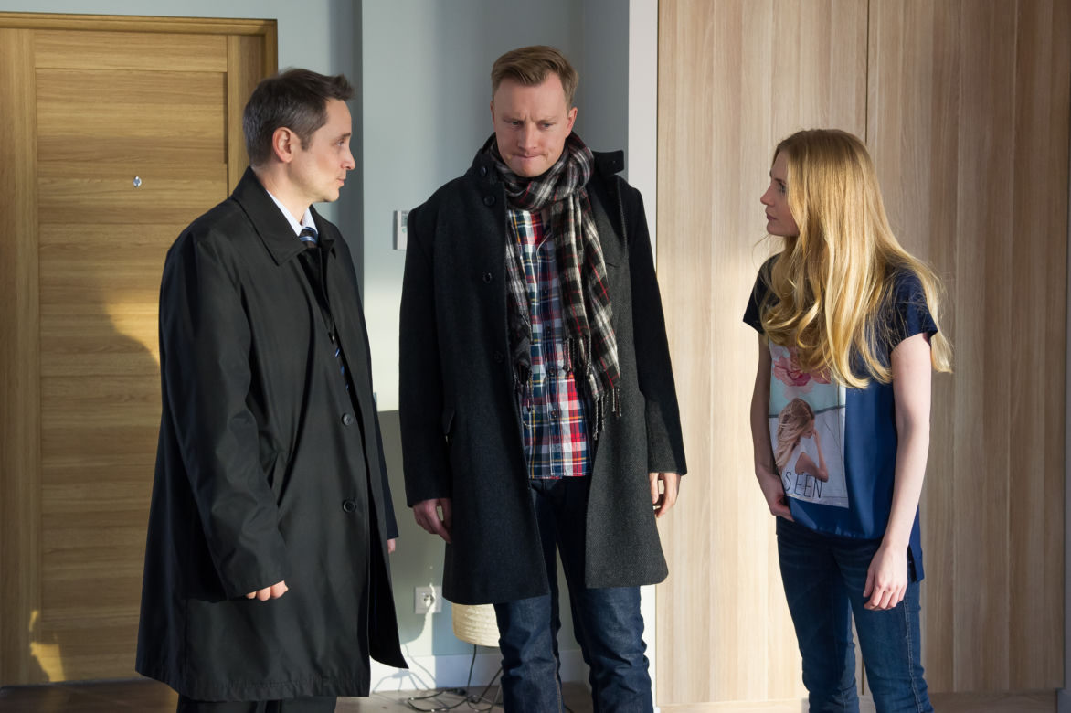 Na Wspólnej odcinek 2239. Elżbieta (Paulina Chapko), Igor (Kuba Wesołowski), księgowy Jakuba (Sebastian Domagała)