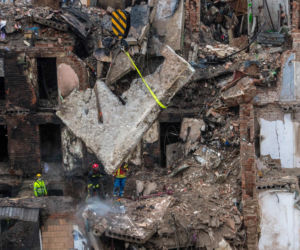 Akcja poszukiwawczo-ratownicza w miejscu uderzenia rosyjskiej rakiety manewrującej w wielopiętrowy budynek mieszkalny w Tarnopolu