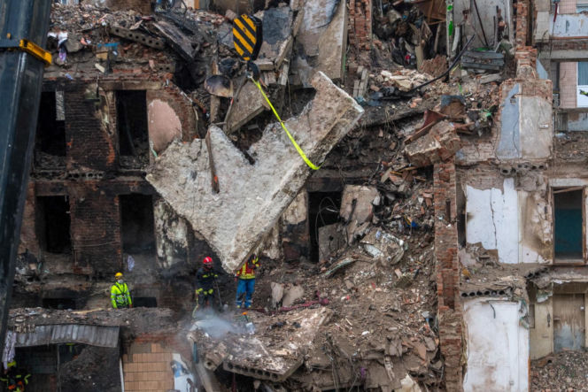 Akcja poszukiwawczo-ratownicza w miejscu uderzenia rosyjskiej rakiety manewrującej w wielopiętrowy budynek mieszkalny w Tarnopolu