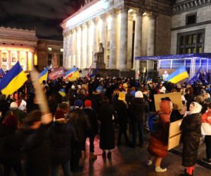 Warszawa solidarna z Ukrainą. Trzaskowski na wiecu RELACJA