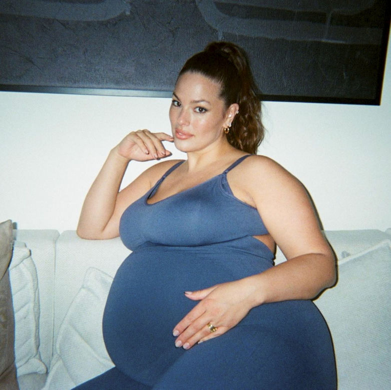 Ashley Graham znów pozuje w ciąży. I znowu całkiem nago!