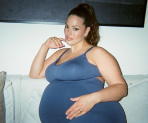 Wow! Ciężarna modelka plus size rysuje na brzuchu swoje dzieci i pozuje NAGO!