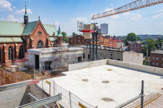 Klinkierowe góry o różnych odcieniach rosną w Bogucicach. To architektoniczna wizja Himalajów w centrum miasta. Na placu budowy Centrum Himalaizmu w Katowicach zawisła wiecha
