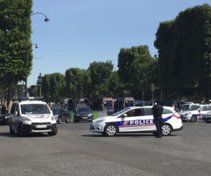 Atak w Paryżu: Mężczyzna zaatakował policjanta. Pod katedrą Notre Dame padły strzały