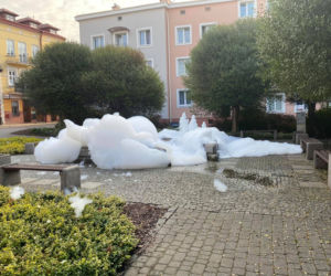 RZESZÓW. Biała piana wypływa z fontanny na skwerze Górskiego