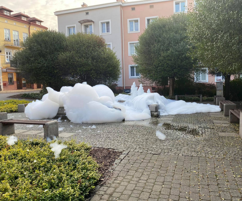 RZESZÓW. Biała piana wypływa z fontanny na skwerze Górskiego