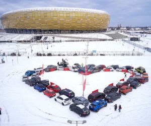 Finał WOŚP w Gdańsku 2021. Ściskawa samochodowa przy stadionie w Letnicy 31.01.2021