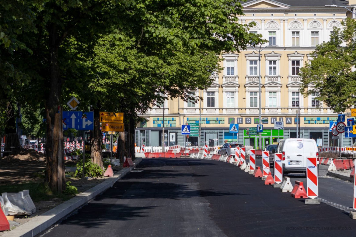 Asfaltowanie placu Zwycięstwa