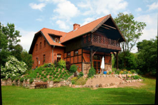 Zburzyli wiekowy warsztat, by móc go... odtworzyć w nowym domu! Tak buduje się na Warmii