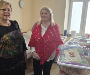 Kieleckie seniorki wydziergały kocyki dla wcześniaków