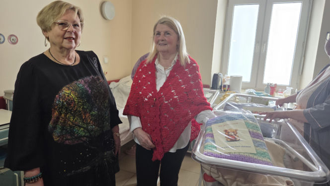 Kieleckie seniorki wydziergały kocyki dla wcześniaków