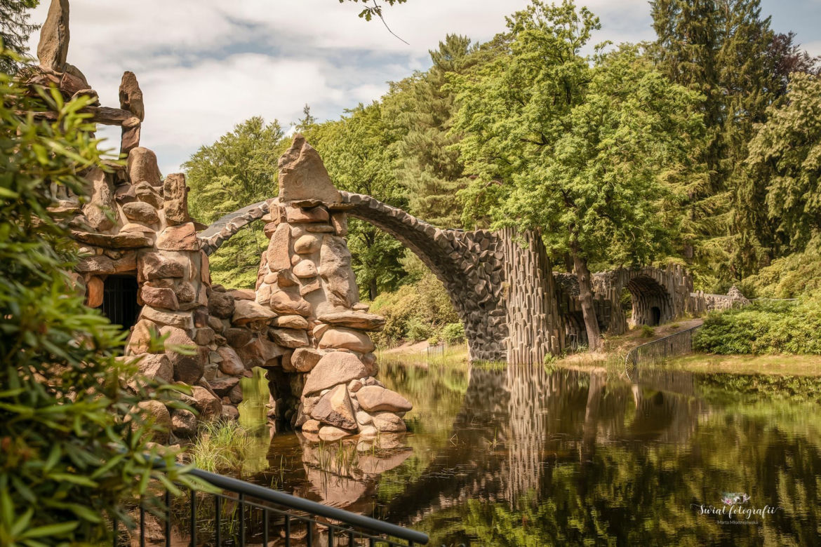 Przepiękne miejsce z odznaczeniem UNESCO blisko granicy polsko-niemieckiej. Zobaczcie jak wygląda Park w Mużakowie