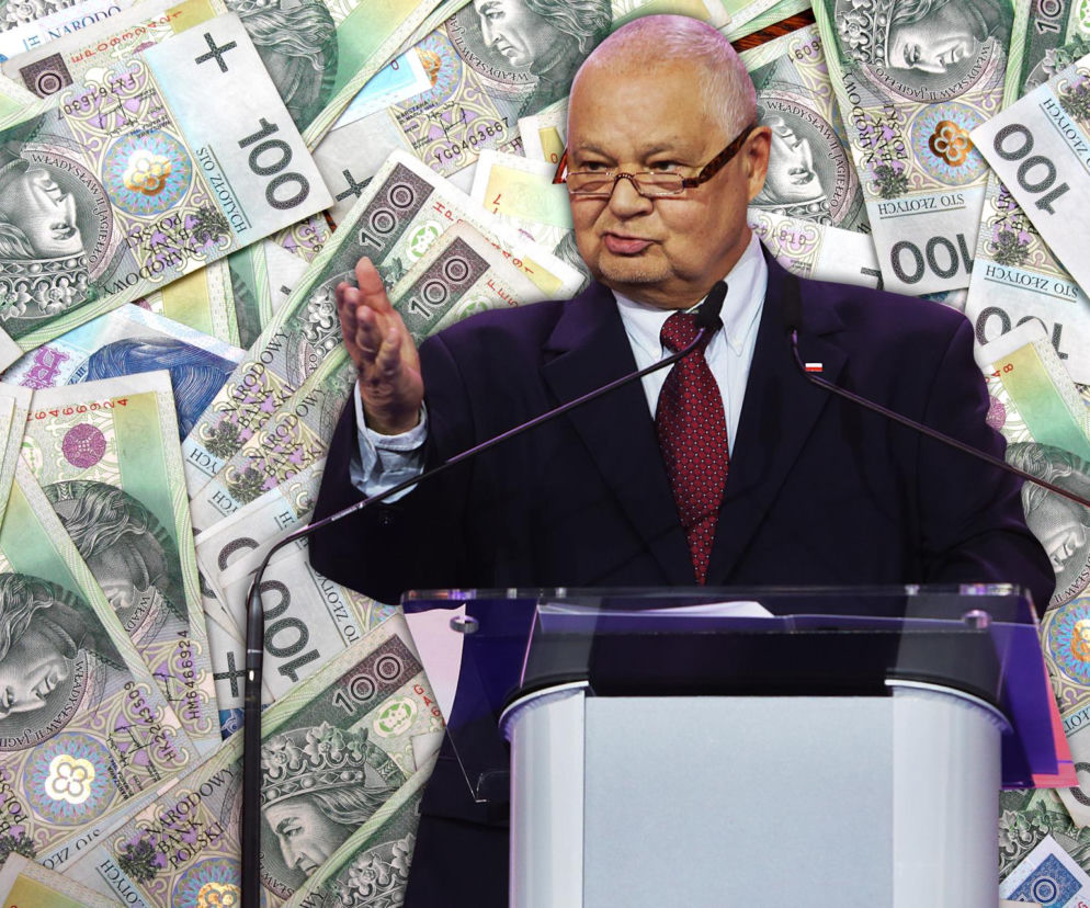 Prezes NBP Adam Glapiński przemawia za pulpitem na tle banknotów 100-złotowych. O zyskach NBP przeczytasz w SE Superbiz.