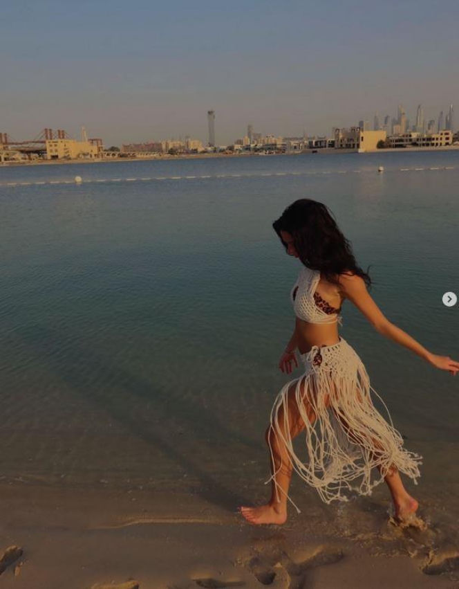 Roksana Węgiel-Mglej rozciąga się w Dubaju