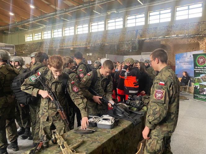 Wojsko opanowało Nowy Sącz.  Ruszyły Wojskowe Targi Służby i Pracy