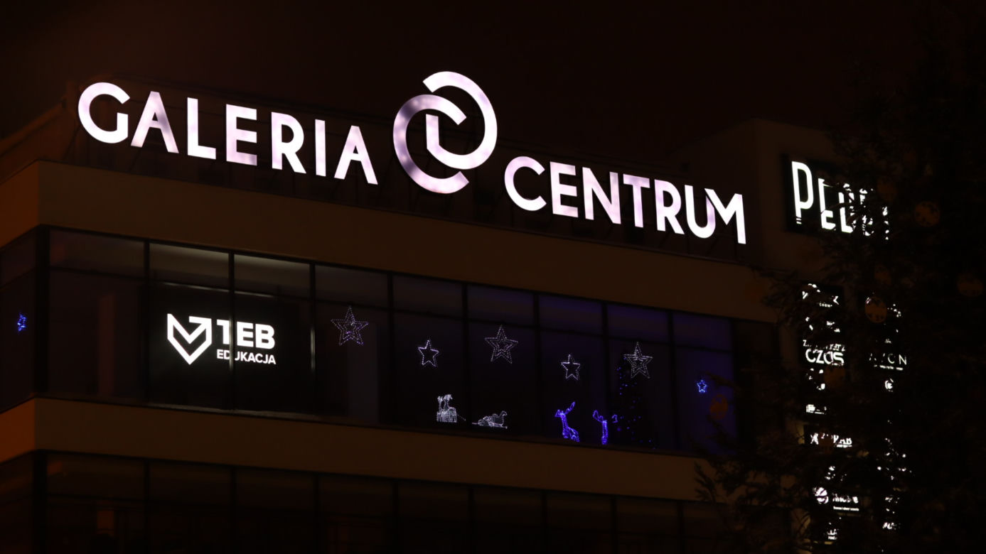Lublin wieczorową porą. W mieście świąteczne ozdoby i hałdy śniegu. Zobacz zdjęcia!