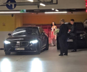 Justyna Steczkowska przemyka po parkingu w otoczeniu ochroniarzy